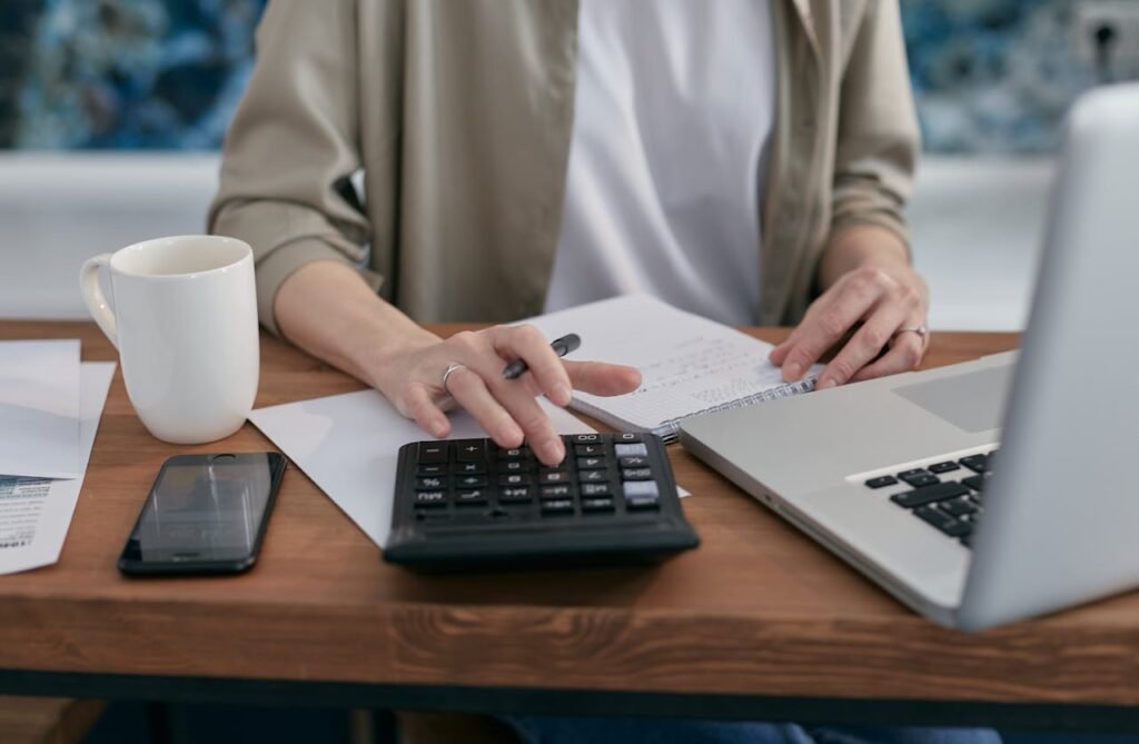 How to manage money in the U.S. for newcomers - Money tips for immigrants in America