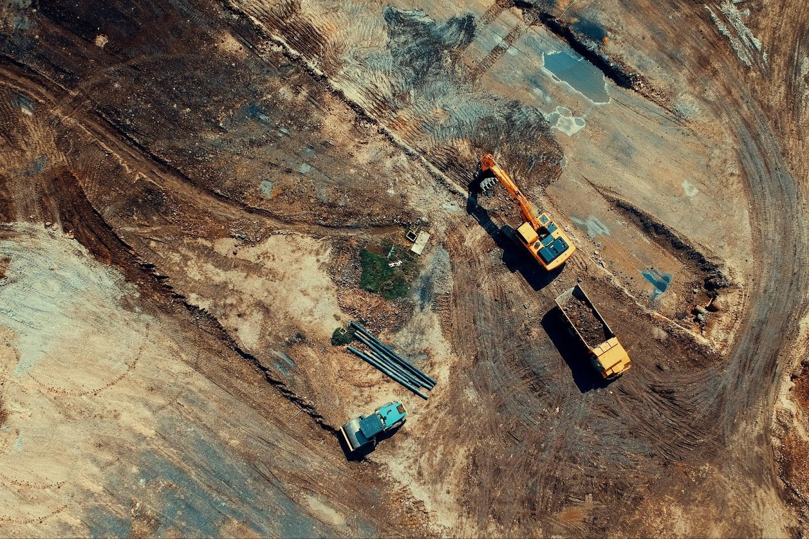 The modern construction site is a very busy place indeed, and if you’re new to the business, it can be pretty overwhelming at first. Moving from smaller-scale project management to operating your first site is a big deal, and while you can learn a lot of theory by reading textbooks and researching online, most learning necessitates an on-the-job approach.