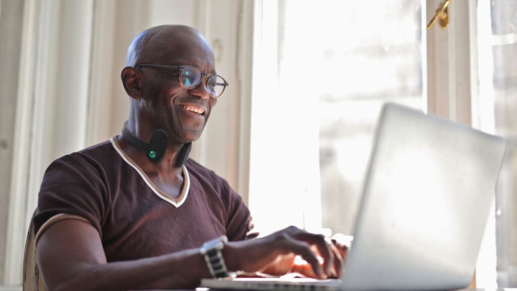 Man using Pulsetto device to reduce stress while working