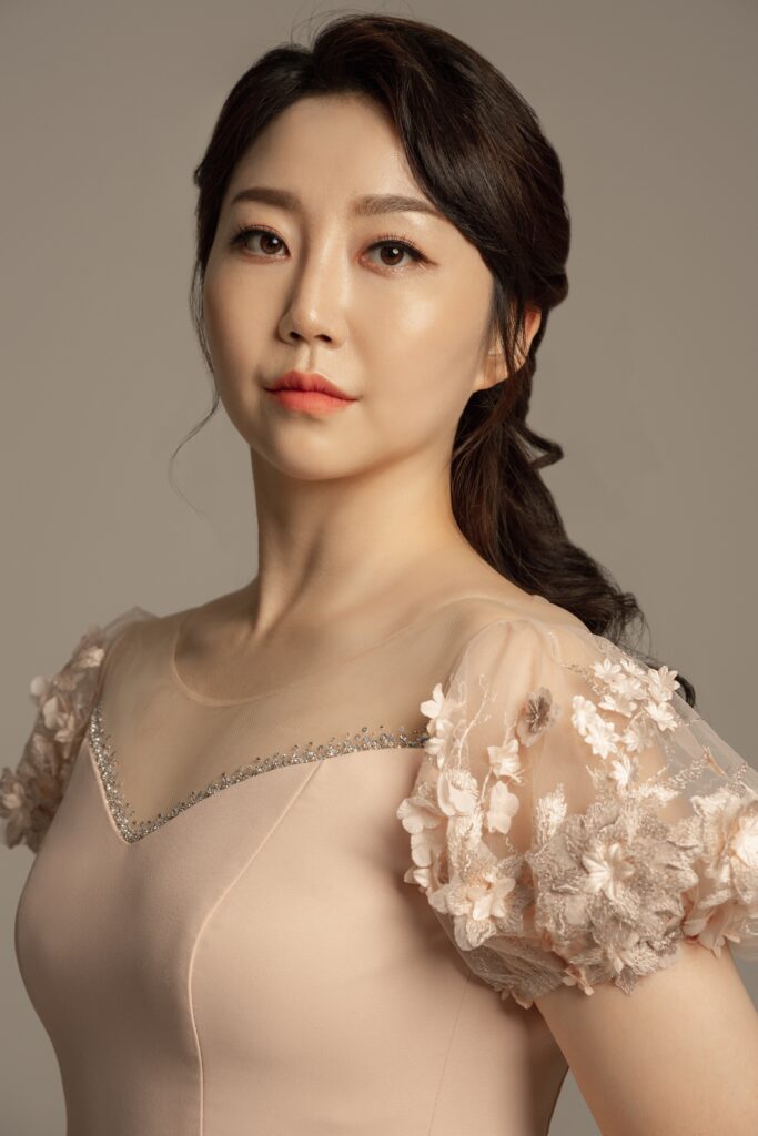 Min Kyung Kim
An enchanting soprano whose voice speaks beyond language.
