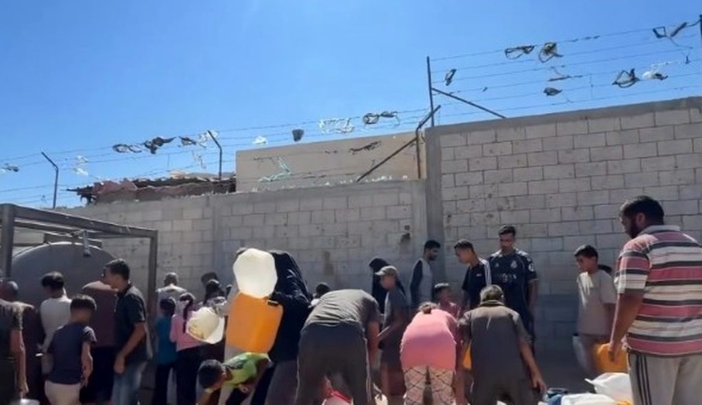 Families collecting water during a humanitarian distribution organized by Abdullah Qudaih in Gaza.